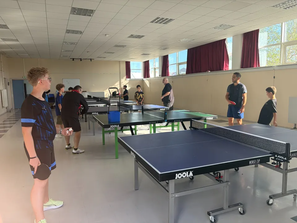Les tables de la salle du club pendant une séance