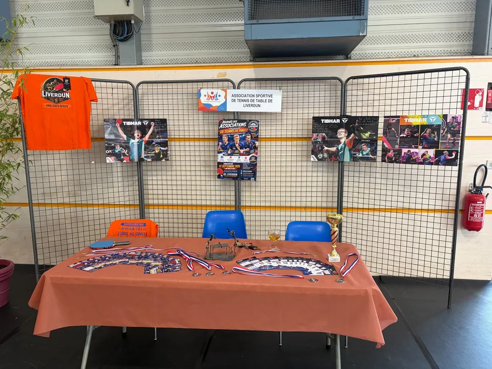 Stand du club avec maillots et raquettes