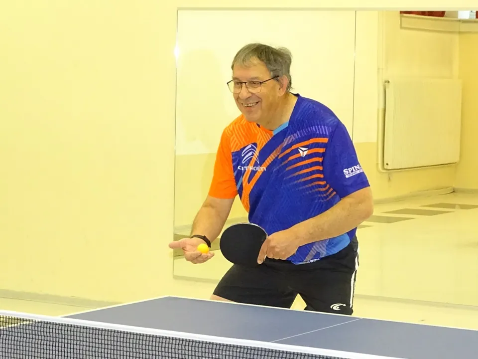 Joueur du club souriant au moment de servir