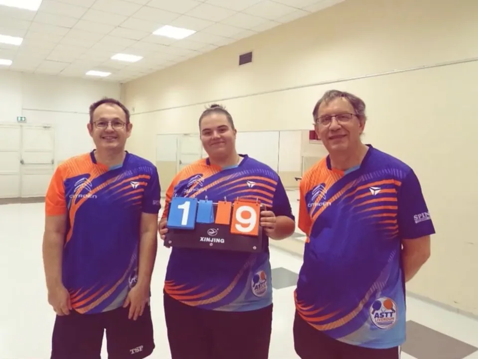 Trois joueurs du club posent avec un tableau de score